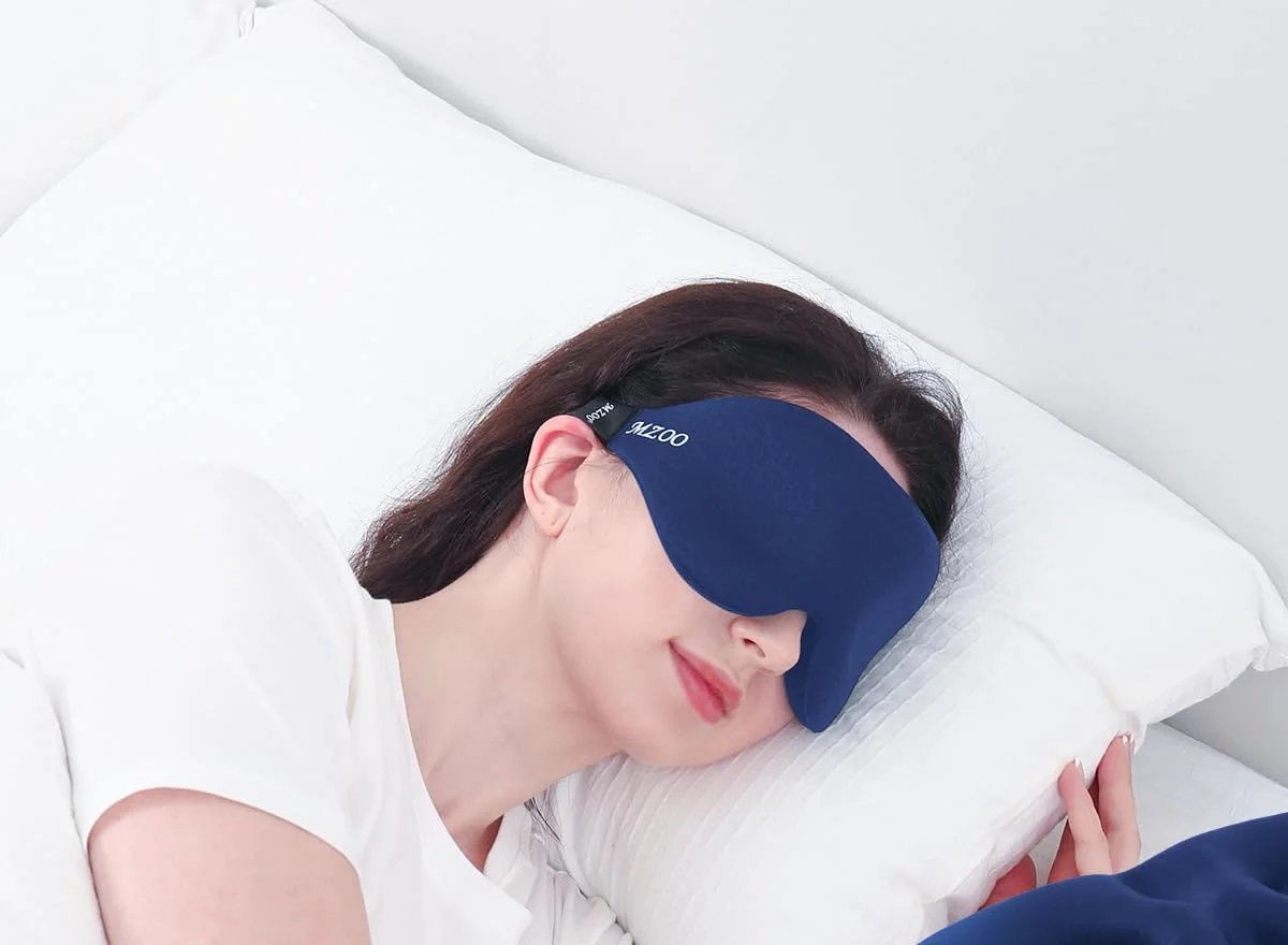 A side sleeper in the blue Contoured mask.